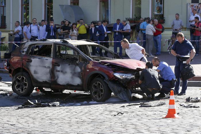 Ucraina: esplode auto, ucciso giornalista Ucraina: esplode auto, ucciso giornalista