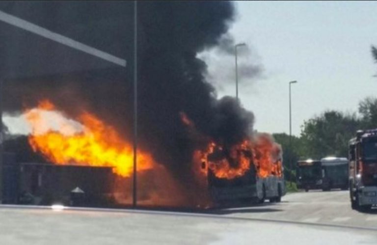 autobus in fiamme