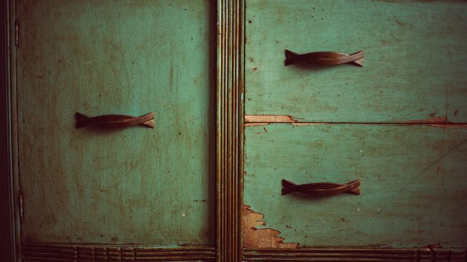 vecchia credenza di legno laccato découpage su legno