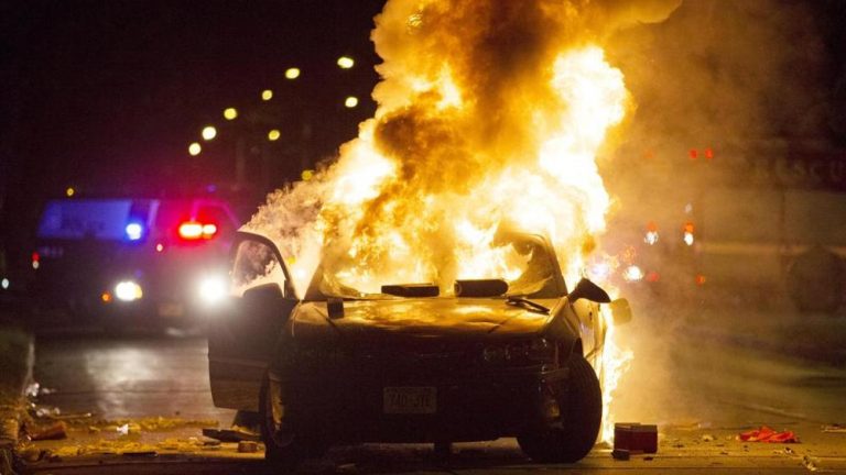 Milwaukee agente di polizia colpito alla testa dopo la sparatoria di un uomo armato Milwaukee agente di polizia colpito alla testa dopo la sparatoria di un uomo armato