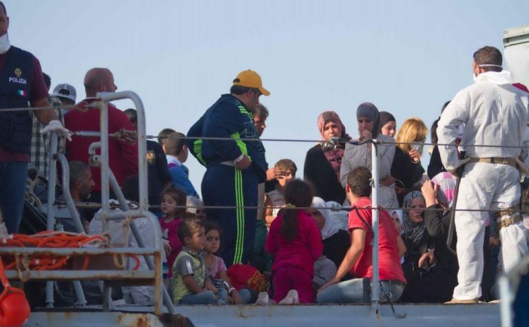 Sbarco di migranti a Salerno Sbarco di migranti a Salerno