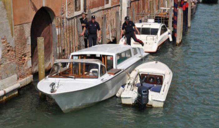 Scontro tra un taxi e una barca a Venezia Scontro tra un taxi e una barca a Venezia