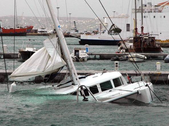 Una barca affonda in Sardegna, salve le persone a bordo