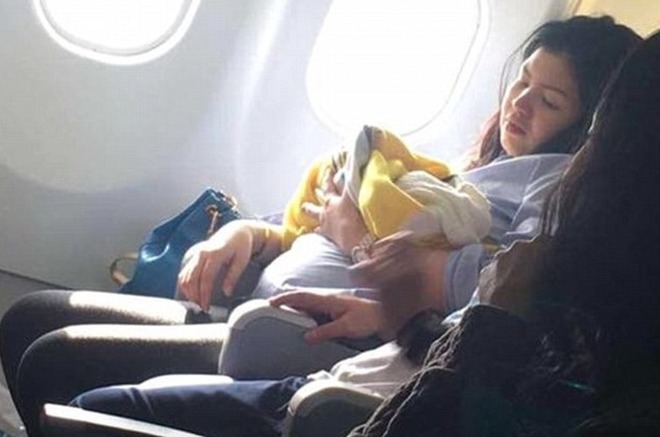 Una donna partorisce in aereo a 3000 miglia di altitudine Una donna partorisce in aereo a 3000 miglia di altitudine