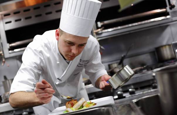 Uno chef italiano usa gli avanzi del cibo delle Olimpiadi per cibare gli homeless Uno chef italiano usa gli avanzi del cibo delle Olimpiadi per cibare gli homeless