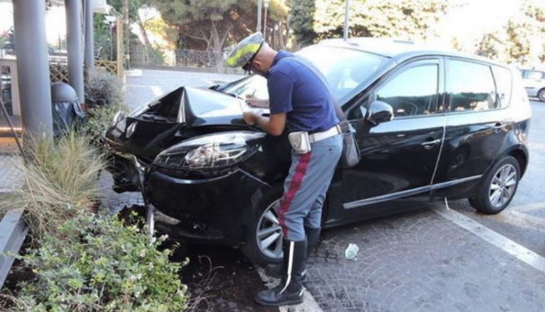 auto contro il bar