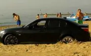 auto in spiaggia