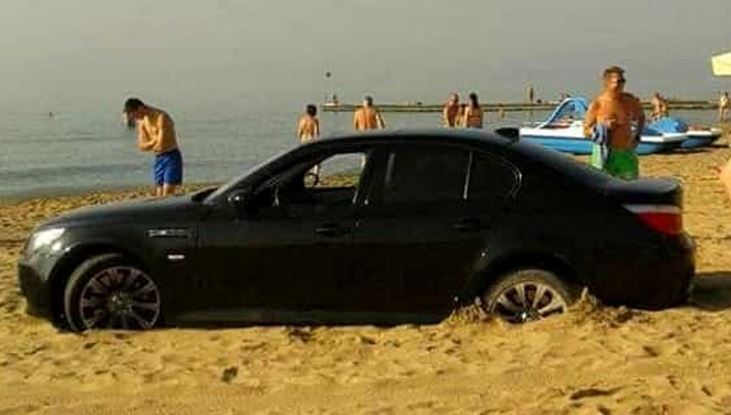 auto in spiaggia