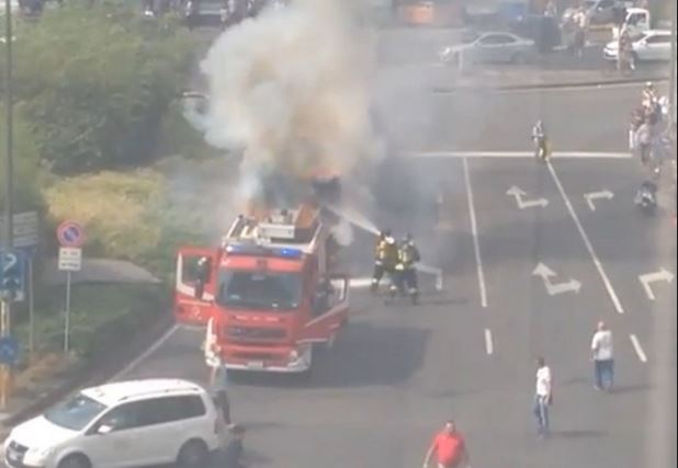 autobus in fiamme