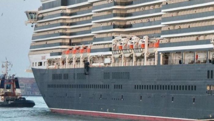 cade dalla nave da crociera