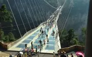 Il ponte di vetro più grande e lungo della Cina ha aperto ieri