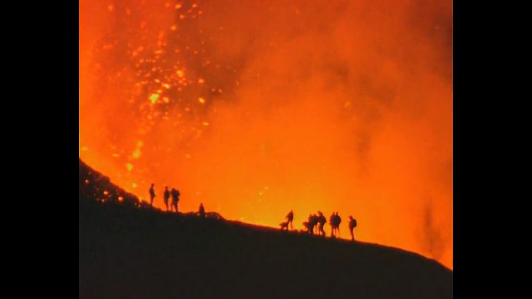 La natura si manifesta attraverso una "faccia sorridente": il vulcano hawaiano scoppia in un sorriso