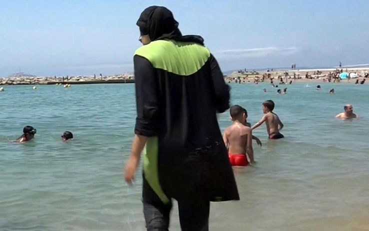 Un'altra città francese vieta il burkini e arrivano le prime multe