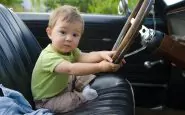 bambino ruba auto dei genitori