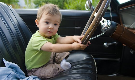 bambino ruba auto dei genitori