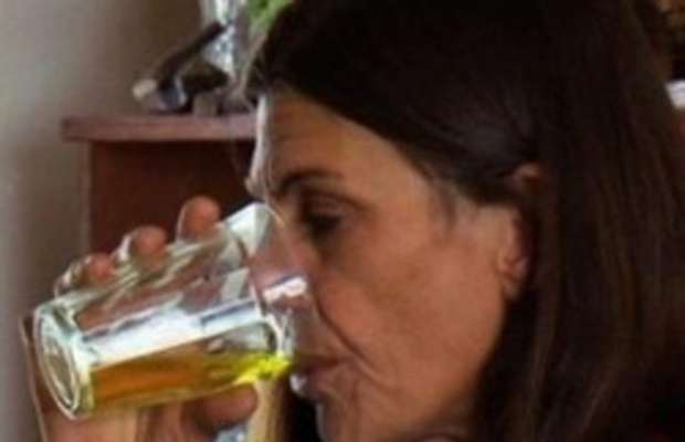 fruttariana-beve-urina-per-tenersi-in-forma fruttariana-beve-urina-per-tenersi-in-forma