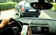 Incidenti al volante e il governo pensa di sequestrare lo smartphone a chi lo usa al volante