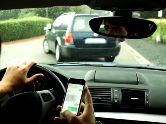 Incidenti al volante e il governo pensa di sequestrare lo smartphone a chi lo usa al volante