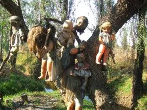 Bambole sull'Isola di Julian Santana Barrera