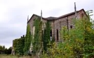 L'Oratorio di San Luigi di Merate ricoperto dalla vegetazione