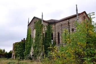 L'Oratorio di San Luigi di Merate ricoperto dalla vegetazione