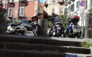 Napoli: donne camminano con scope sul motorino