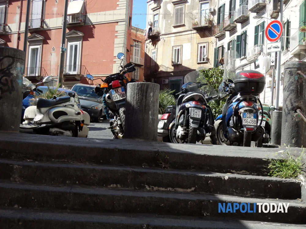Napoli: donne camminano con scope sul motorino