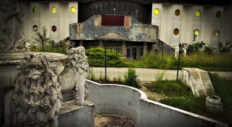 Ingresso ex "Ultimo Impero" con leone in marmo
