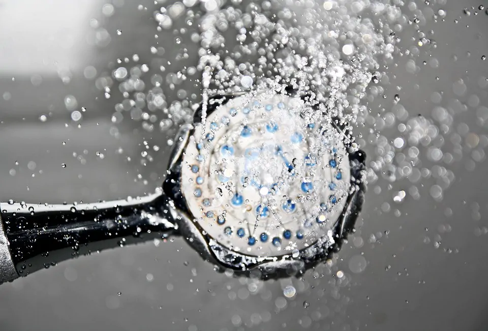 Un trucco facile e veloce per pulire il soffione della doccia