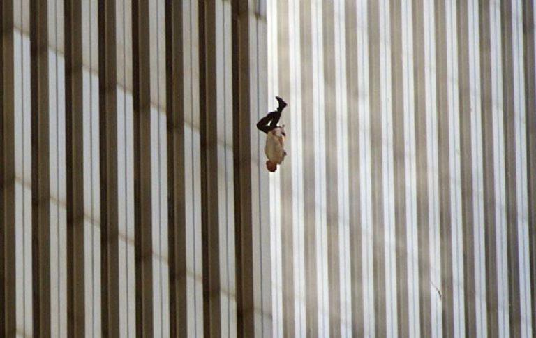 Falling Man Attentato Torri Gemelle 11 settembre 2001 foto simbolo