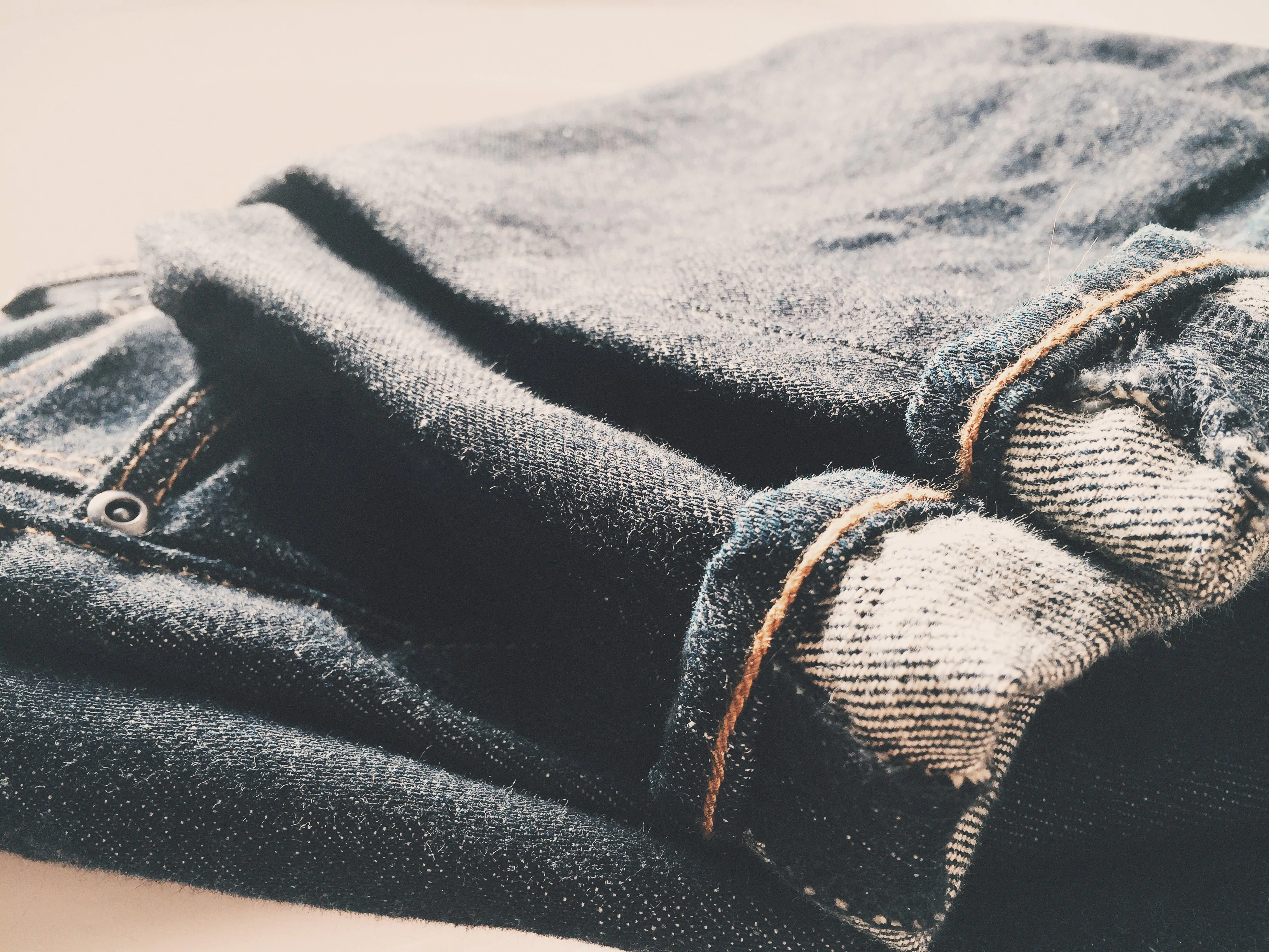 Come indossare i jeans grigi