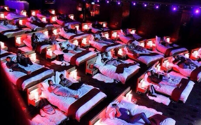 Napoli: cinema con i letti al posto delle poltroncine