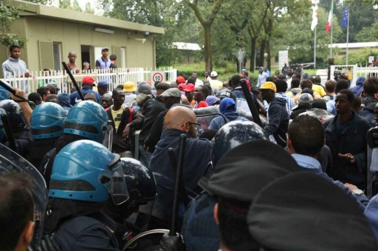 Parco Sempione spari: nella notte polizia contro immigrati