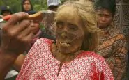 Toraja: i morti vengono riesumati e vestiti dalla popolazione