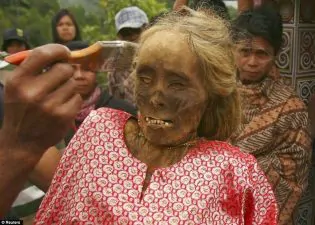 Toraja: i morti vengono riesumati e vestiti dalla popolazione