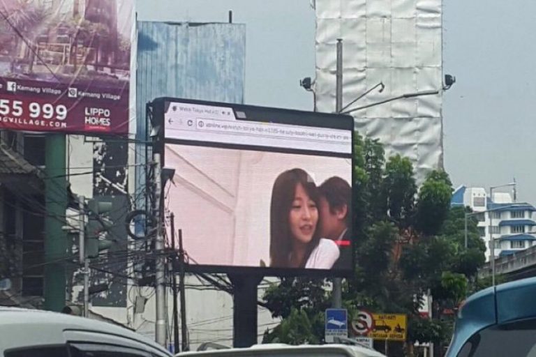 Video porno sul tabellone pubblicitario in Indonesia: traffico in tilt