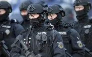 Squadre antiterrorismo in azione nelle scuole tedesche.