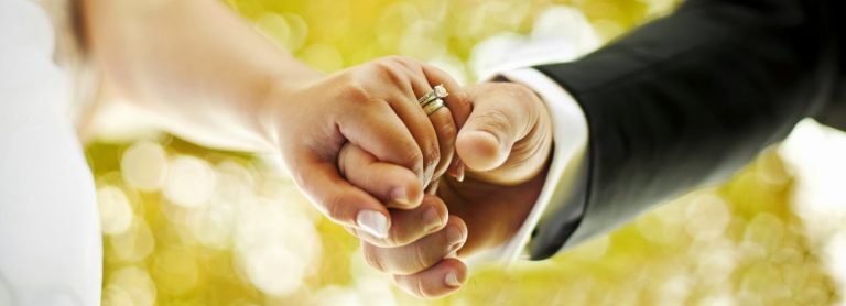 Usa, sposa ricco anziano: dopo tre mesi scopre che è il nonno