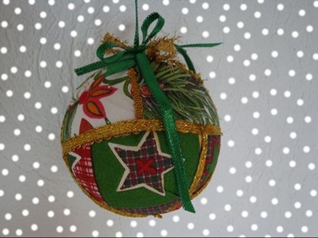 Come realizzare le palline di Natale in feltro o polistirolo Come realizzare le palline di Natale in feltro o polistirolo