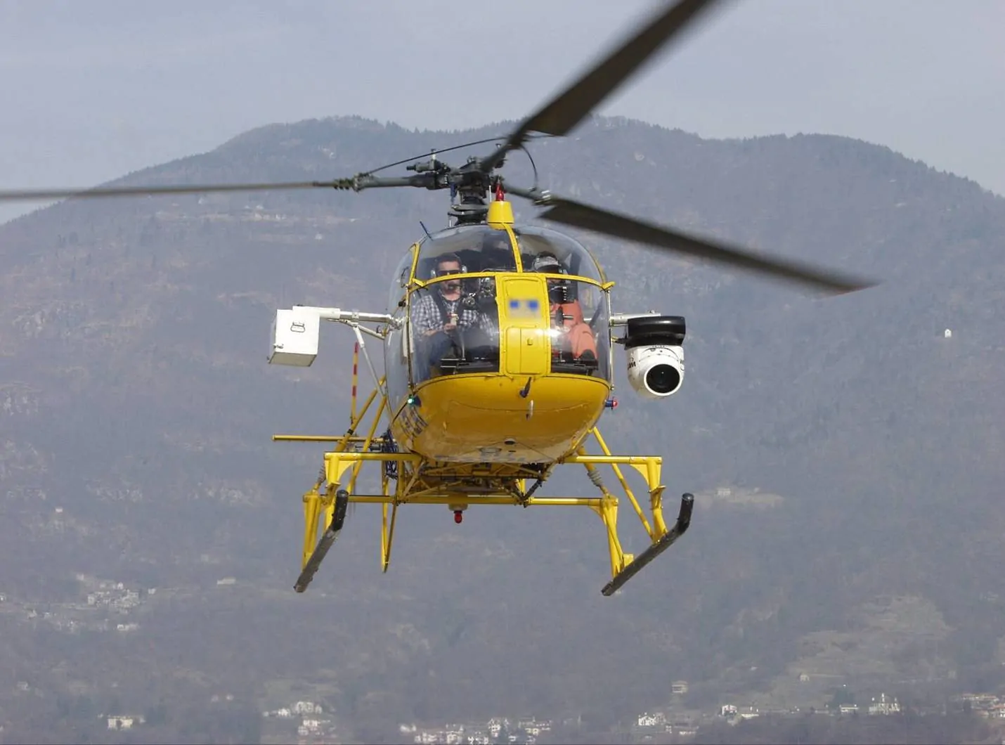 Nuovo sitesma di rilevamento infrazioni: multe dall'alto con l'elicottero Pegasus