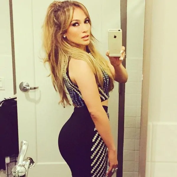 Jennifer Lopez a 47 anni corpo sexy e scolpito