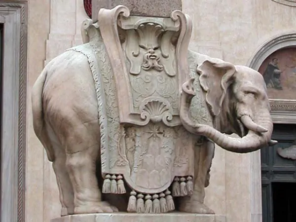 Roma vandalismo su statue ed elefantino