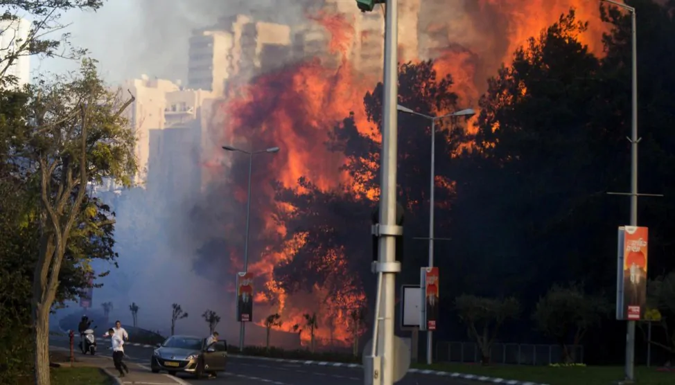Israele in fiamme: evacuate 80mila persone
