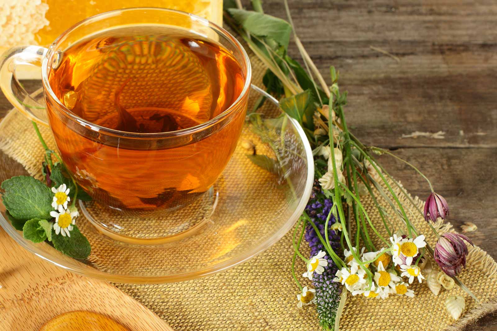 Пить чай в бане. Травяной чай. Чай на травах. Чай с травами и медом. Отвар для бани.