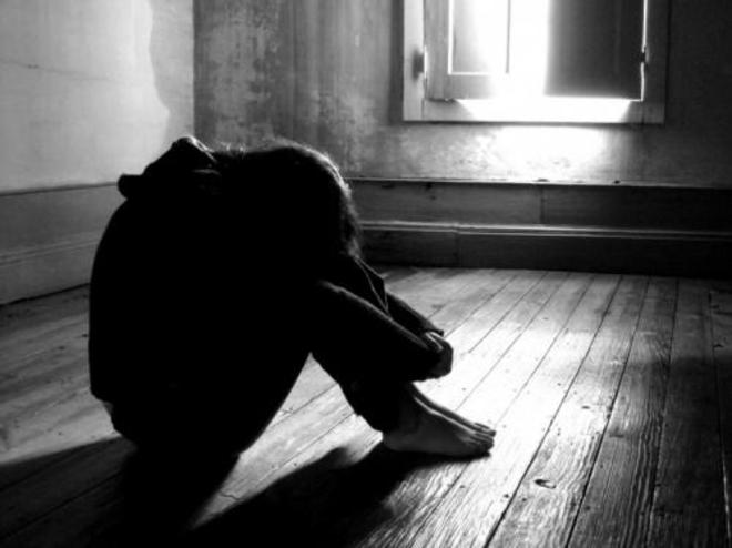 Vuole accompagnarla a casa: la sequestra e la stupra
