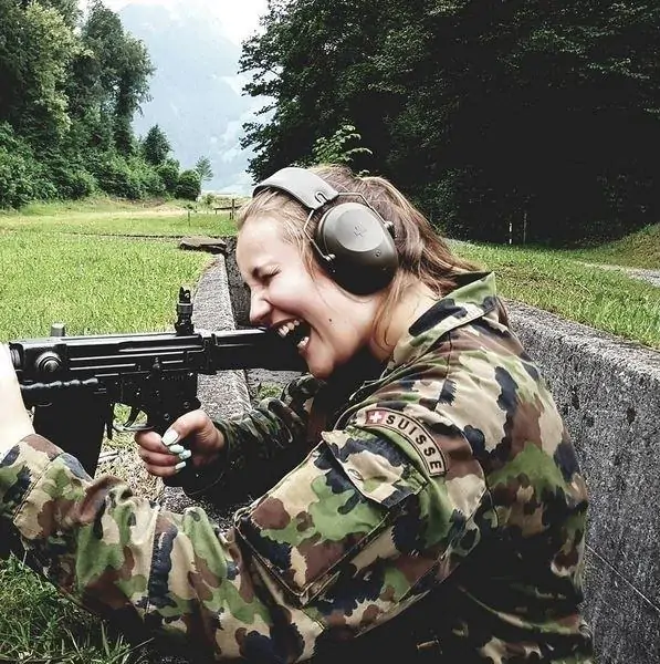 Svizzera: sexy soldatesse per una campagna social