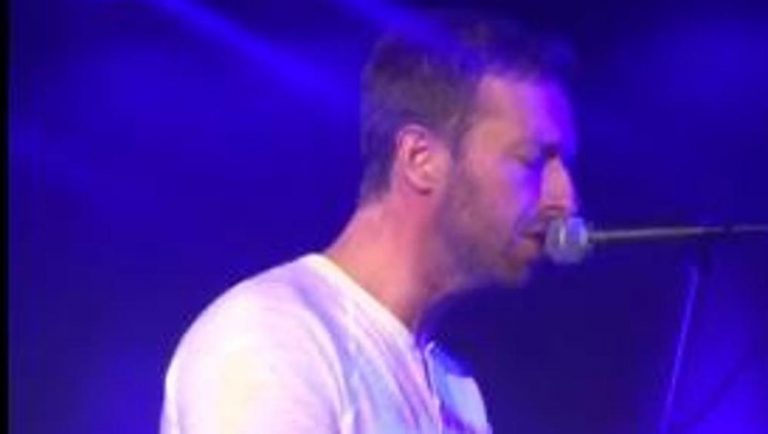 chris-martin-canta-per-gli-homeless-omaggiando-george-michael Chris Martin canta per gli homeless omaggiando George Michael