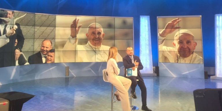 Unomattina compie 30 anni: Papa Francesco chiama in diretta per fare gli auguri