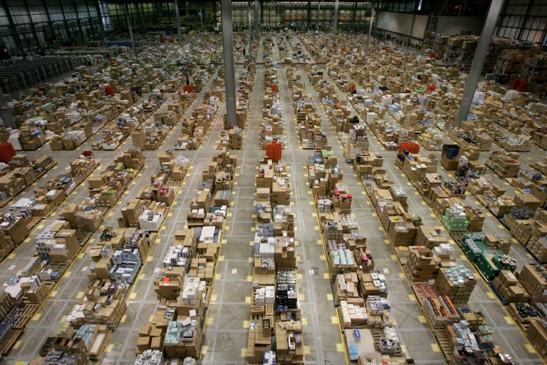 Amazon: dipendenti costretti a vivere nei boschi in tenda