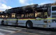 autobus avvolto dalle fiamme